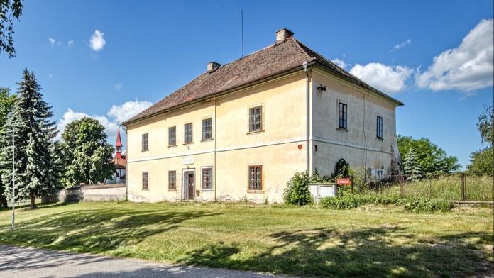 Církev rozprodává svůj majetek. V nabídce jsou zahrádky, byty i velké fary