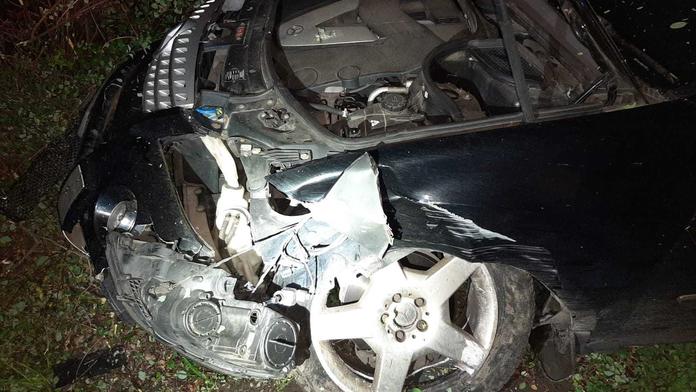 Řidič mercesedu ujížděl policistům. Honička skončila nárazem do stromu