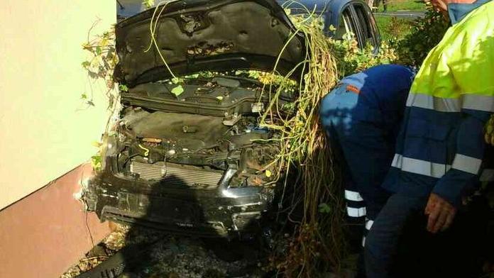 Řidič se zabil nárazem do domu, předtím "pokácel" přívod plynu