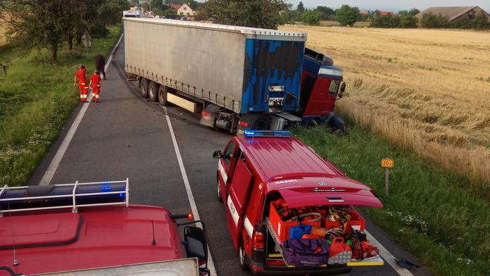 Smrtelná nehoda u Náchoda! Kamion skončil po srážce s motorkou v příkopu