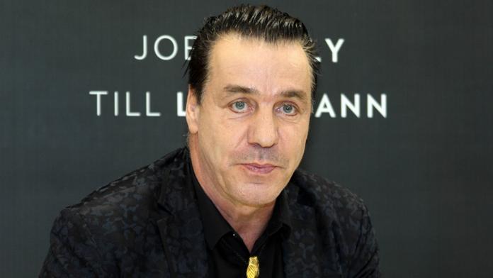 V Německu ukradli sochu frontmana kapely Rammstein. Stála tam jen den