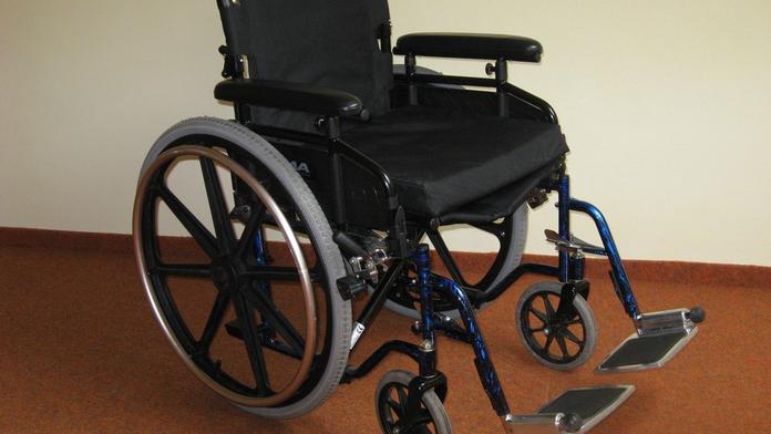 BRUTÁLNÍ PŘEPADENÍ INVALIDY! Dva mladíci shodili vozíčkáře na zem!