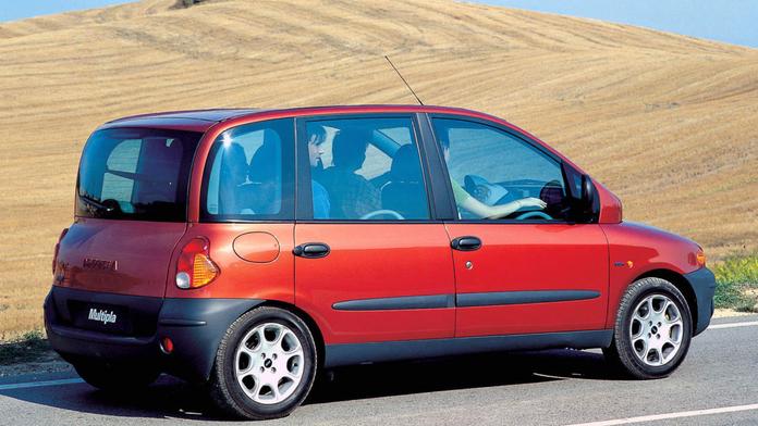 Nejošklivější auto hlásí návrat. Snad se tentokrát designérům povede lépe