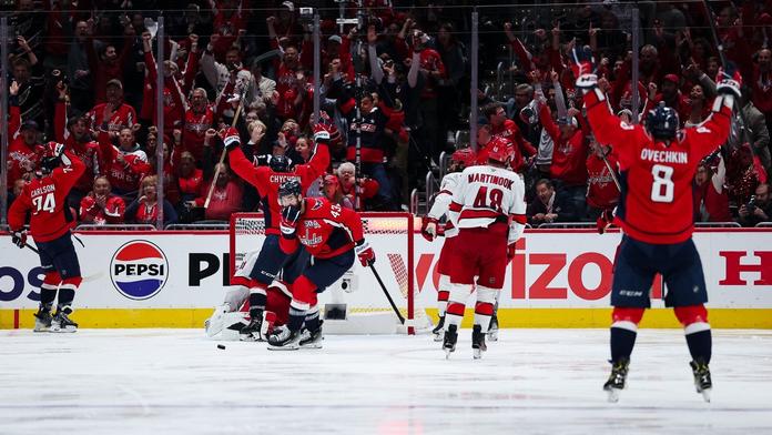 Washington přehrál Carolinu a srovnal stav série, Oilers podruhé setnuli Vegas