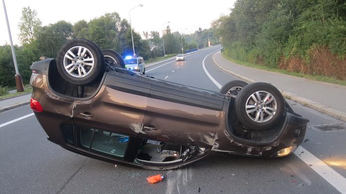 Řidič koukal, kam neměl, boural a otočil auto na střechu!