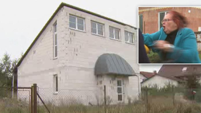 Sousedí s agresivní ženou z metra a říkají: Běhá nahá po ulici a vyhrožuje našim dětem