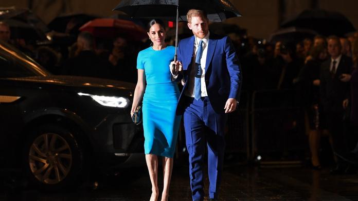 Harry a Meghan doprovodí na mši královnu. V pondělí naposledy