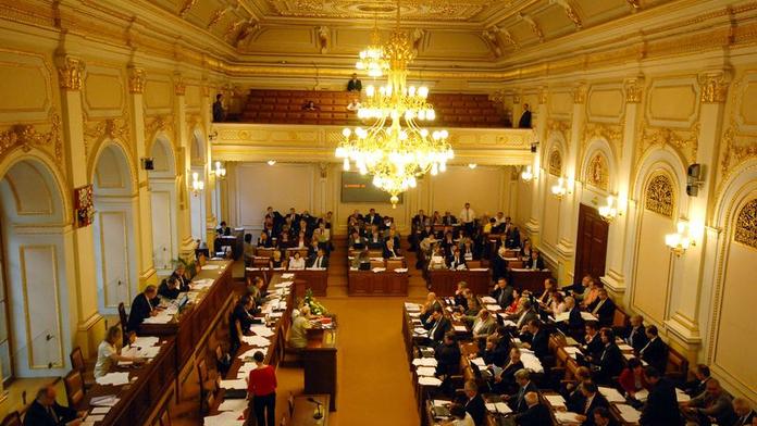 Poslanci projednají ochranu ovzduší, extremismus a migraci