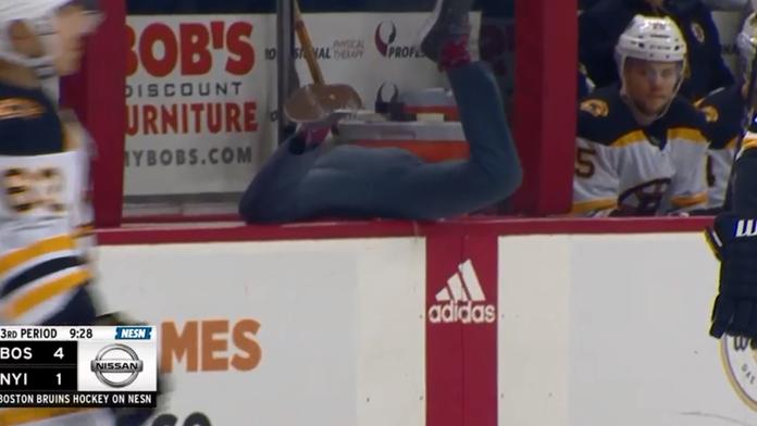 Skok do bezpečí! Kameraman se v NHL zapomněl na ledě