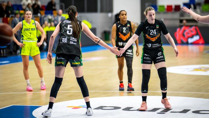 Basketbalistky Žabin Brno (v tmavých dresech) a USK Praha