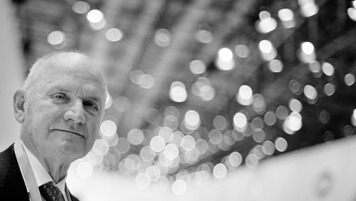 Volkswagen stahuje vlajky na půl žerdi. Zemřela legenda autoprůmyslu