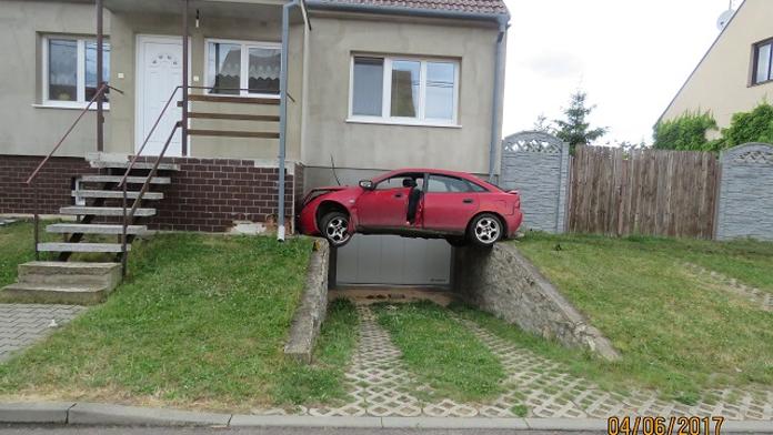Opilec zaparkoval nad garáží. Jak se mu to podařilo?