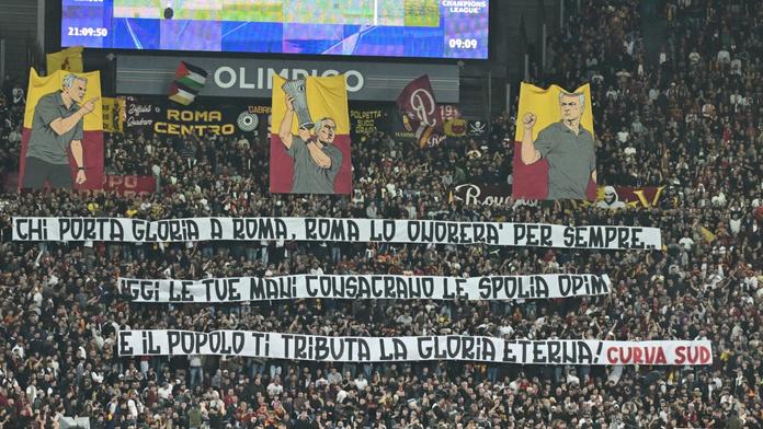 Přijel jako soupeř, vítali ho jako hrdinu. Fanoušci AS Řím vzdali hold Mourinhovi