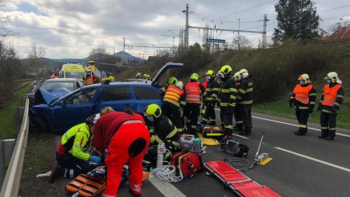 Nehoda u Litoměřic má jednu oběť, tři lidé se zranili. Vzlétl i vrtulník