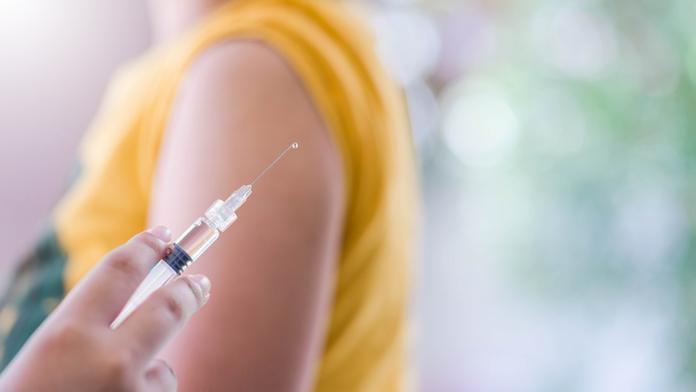Argumenty odpíračů covid očkování jsou mimo, tvrdí lékaři. Objasnili fakta