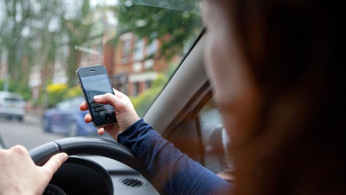 Mladí řidiči si více uvědomují nebezpečnost telefonování za jízdy