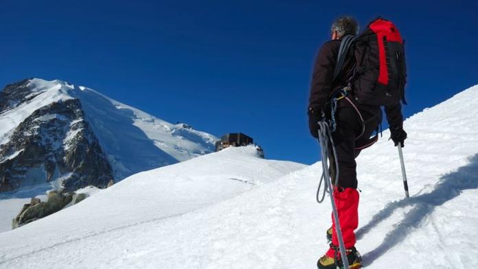 Muž na Mont Blancu objevil truhlu s drahokamy, dostal půlku pokladu