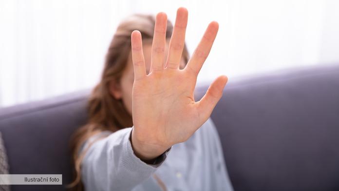 Unesenou dívku zachránilo gesto rukou. Naučila se ho na sociální síti