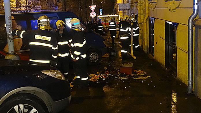 Děti si zapálily prskavku, před ohněm pak prchaly po žebříku
