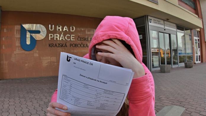Nestačí vám peníze na jídlo nebo bydlení? Zažádejte si o dávky!