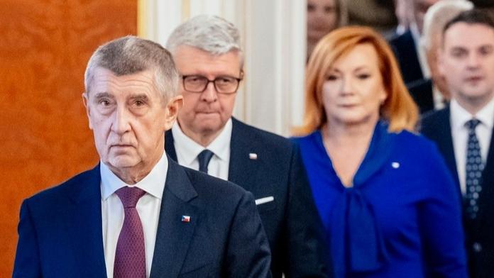 PRŮZKUM: Vládě důvěřuje jen 32 procent Čechů, od voleb si ale polepšila