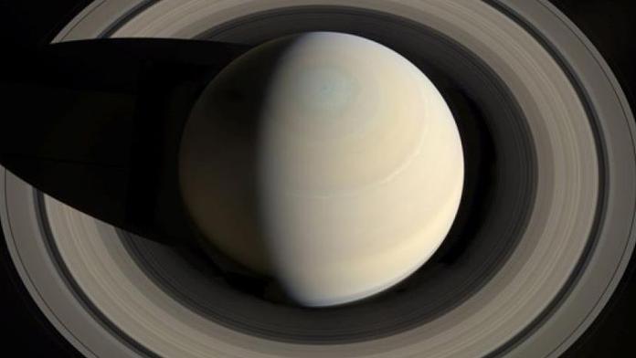 UNIKÁTNÍ FOTO: Cassini posílá záběry z těsné blízkosti Saturnu