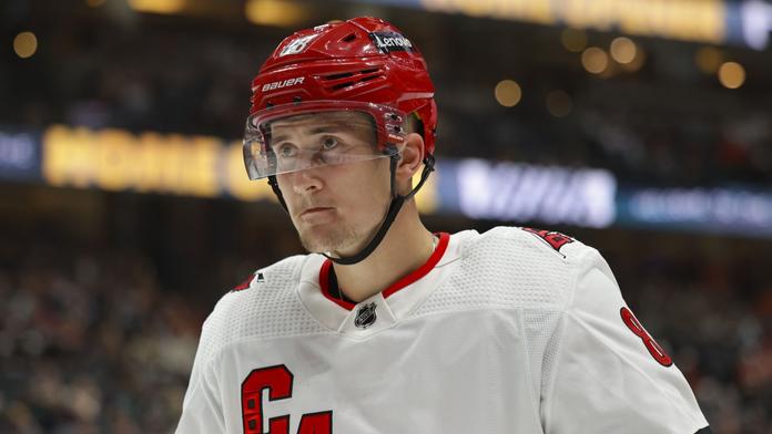 Martin Nečas v dresu Caroliny Hurricanes