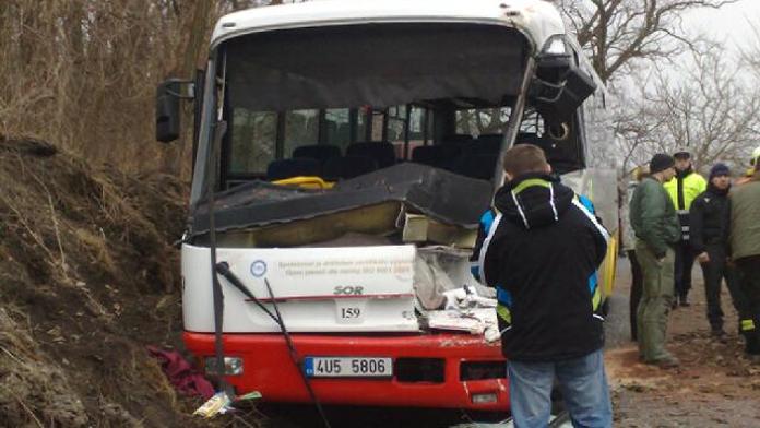 NEŠTĚSTÍ: Chlapec (9) vběhl pod autobus! Je vážně zraněn!