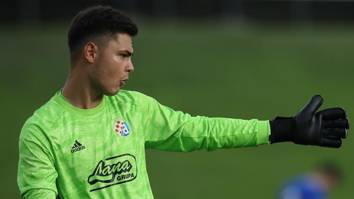 Brankář jen těsně unikl petardě. Od rozhodčího pak viděl žlutou kartu