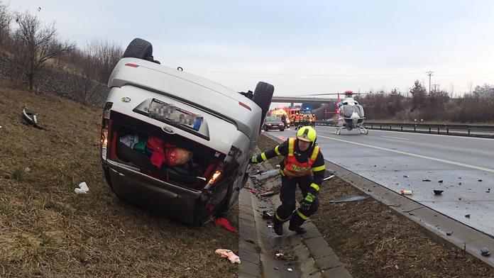 Auto skončilo na střeše! D1 zastavili hasiči a zasahující vrtulník