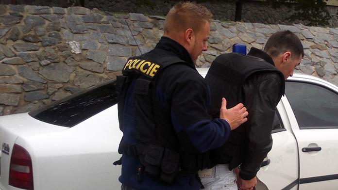 Prodavačka se ubránila lupiči s nožem, na ulici ho chytil policista!