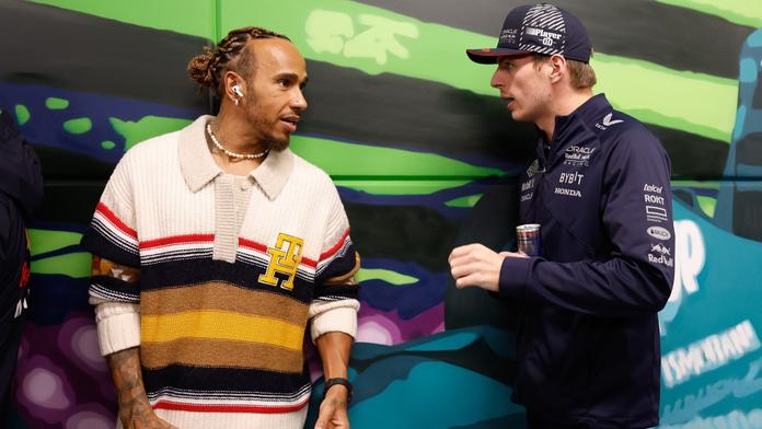 Lewis Hamilton (vlevo) debatuje s Maxem Verstappenem