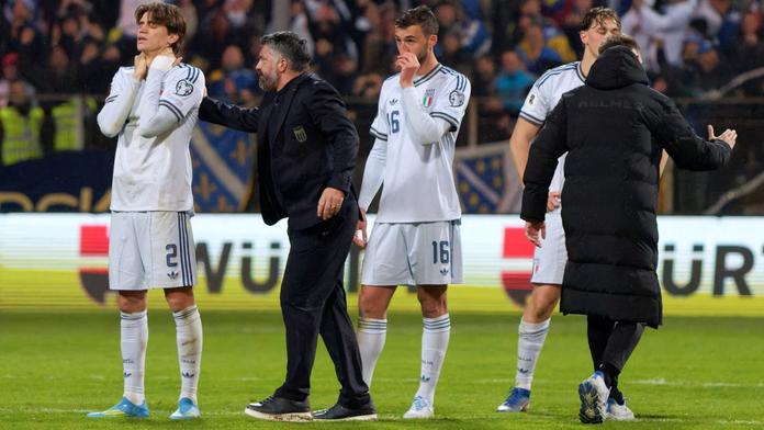Zklamaní Italové a jejich kouč Gennaro Gattuso (druhý zleva)