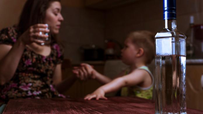 Matka si přišla pro dítě do školy namol opilá! Měla skoro 3 promile
