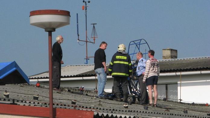 Pilot motorového kluzáku se zřítil na střechu a vážně se zranil