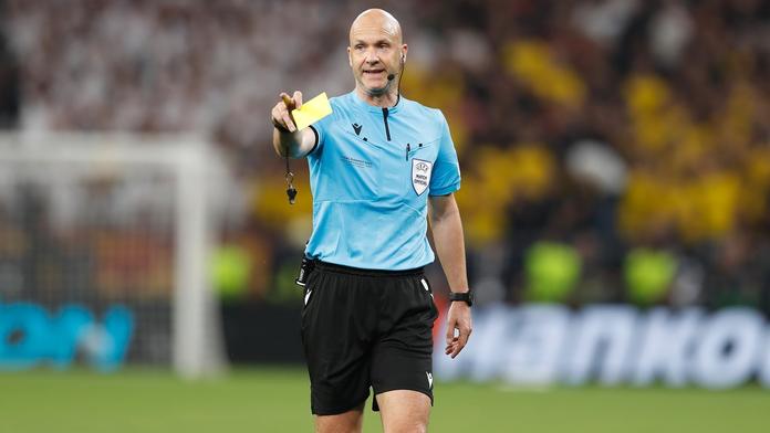 Fotbalový rozhodčí Anthony Taylor