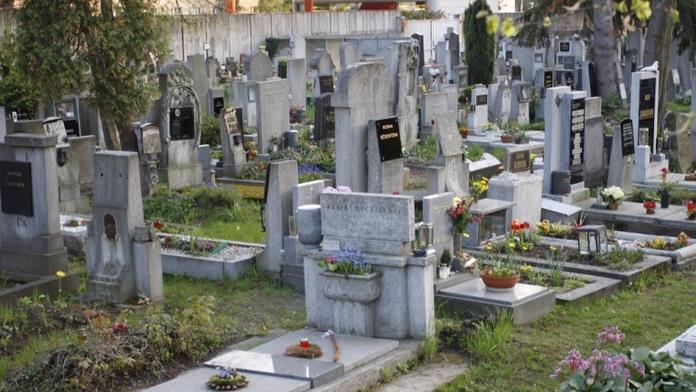 Vandal řádil na hřbitově. Poničil několik náhrobů