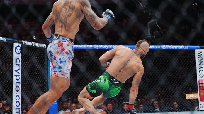 Conor McGregor padá na zem v souboji s Maxem Hollowayem
