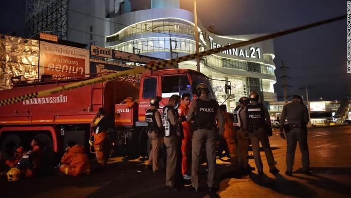 Thajští policisté zneškodnili vojáka, který držel rukojmí v obchodním centru