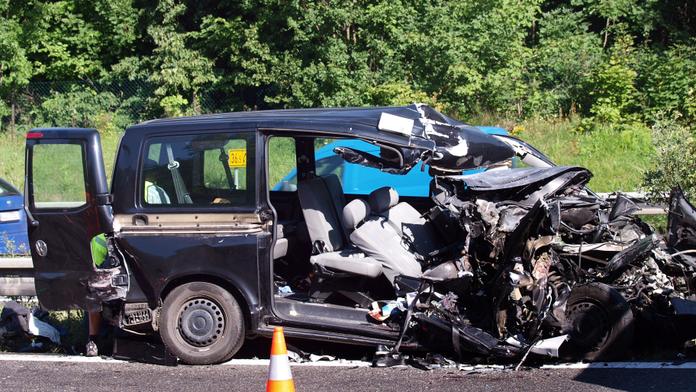 Smrtelná nehoda uzavřela dálnici D5 na Prahu