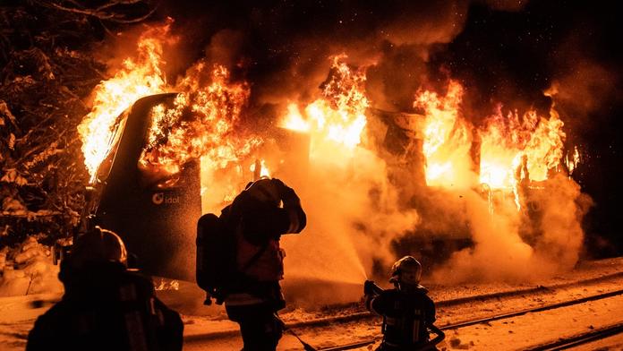 Vlak s cestujícími začal hořet! Předběžná škoda je 15 milionů. FOTO