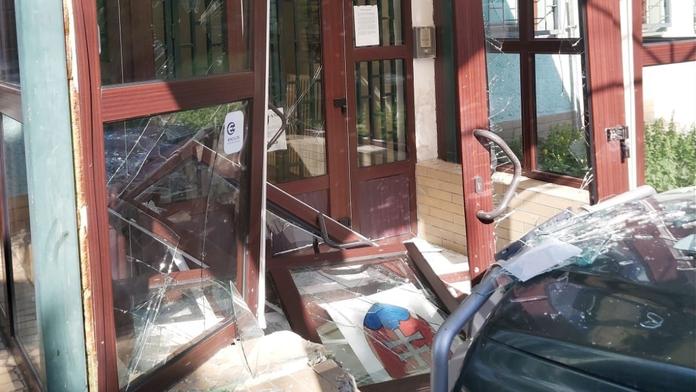 Opilý muž na Slovensku sebral auto majiteli. Naboural do policejní stanice