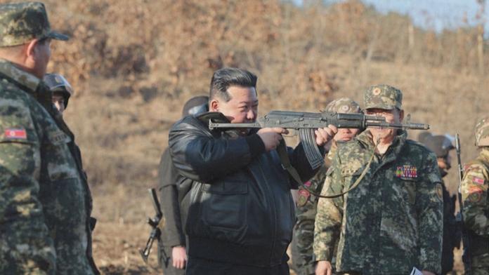 Kim Čong-un na vojenském cvičišti