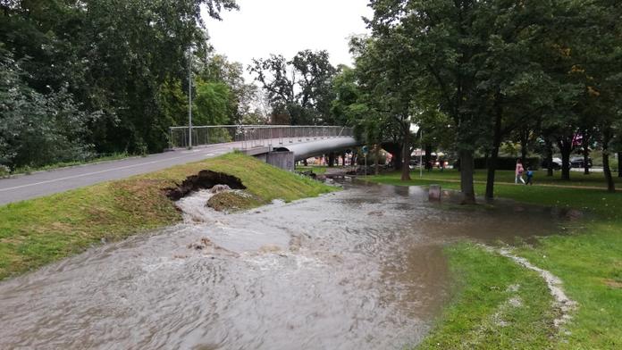 V pražském parku praskl vodovod, pohnul s lávkou pro cyklisty