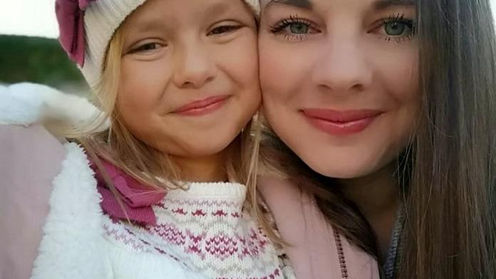 Dívka překonala obří nádor. Lékařům nazpívala píseň, která se stala hitem