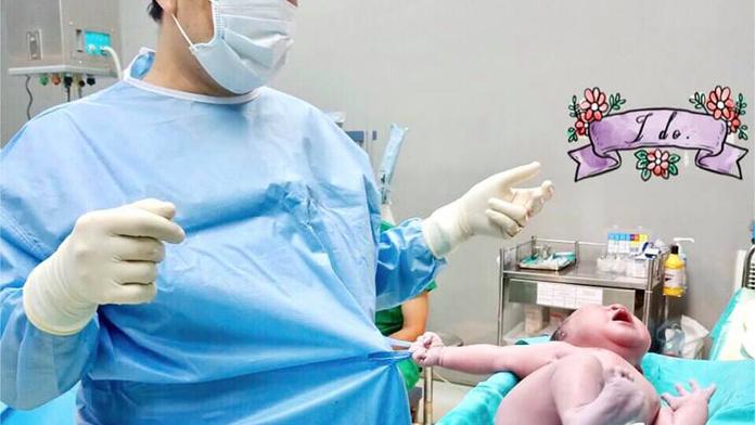 Miminko se po narození chytilo lékaře a nechtělo ho pustit! FOTO