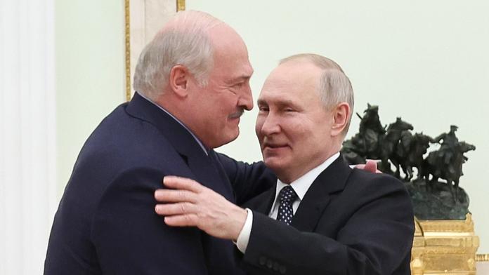 Nečekaná kudla do zad. Putina může sesadit Lukašenko, tvrdí ruský expert