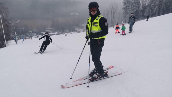 Užívají si volno, nebo pracují? Na svazích můžete narazit na policisty