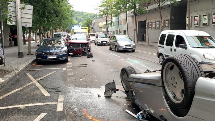 Auto po srážce skončilo v zaparkovaných vozech, druhé na střeše!