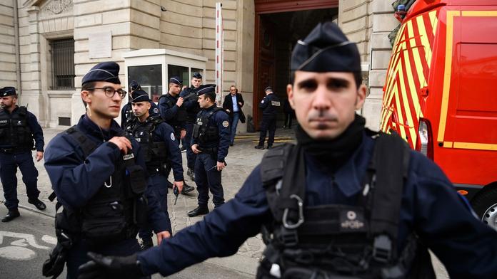 Prokurátor mluvil o extrémním násilí, popsal detaily útoku na policisty v Pařízi